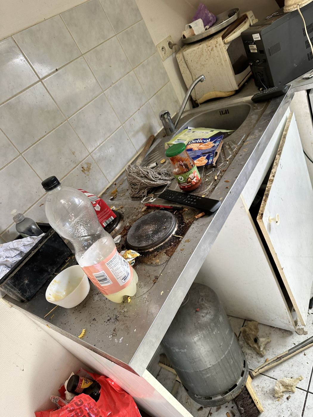 Évier et plaque de cuisson encrassés avant nettoyage en profondeur