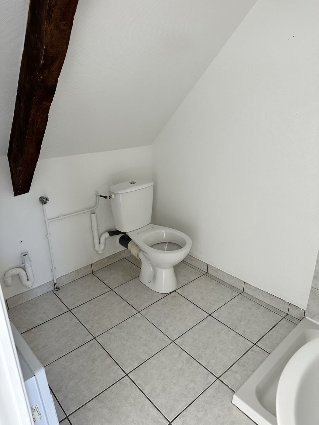 Les mêmes WC après débouchage, détartrage et désinfection complète